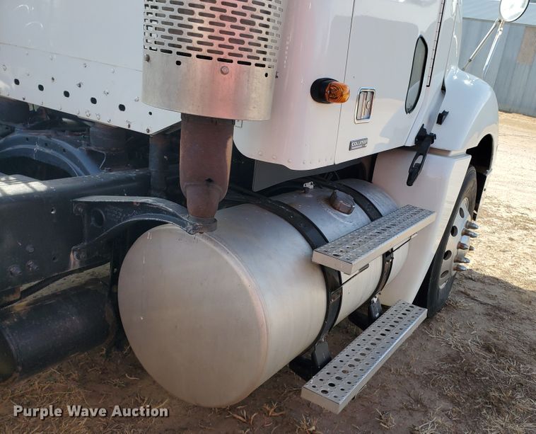 image for item DG8430 2004 Freightliner Columbia  semi truck