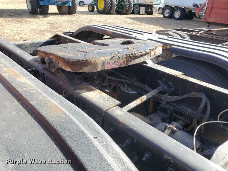 image for item DG8430 2004 Freightliner Columbia  semi truck