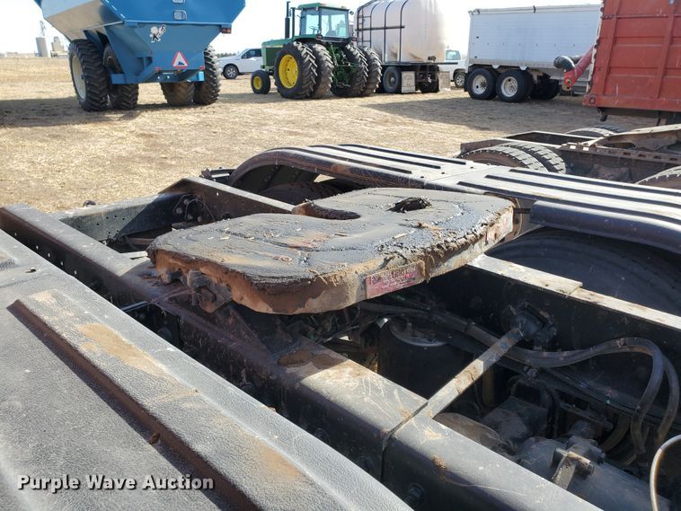 image for item DG8430 2004 Freightliner Columbia  semi truck