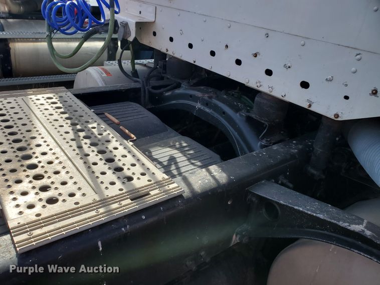 image for item DG8430 2004 Freightliner Columbia  semi truck