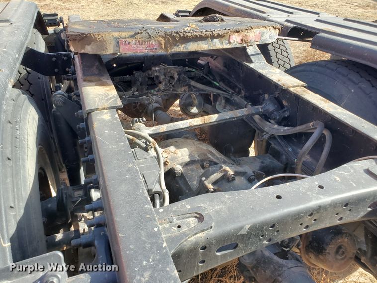 image for item DG8430 2004 Freightliner Columbia  semi truck