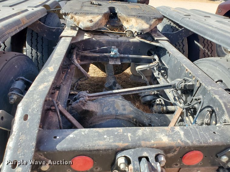 image for item DG8430 2004 Freightliner Columbia  semi truck