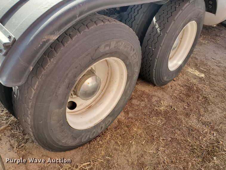 image for item DG8430 2004 Freightliner Columbia  semi truck