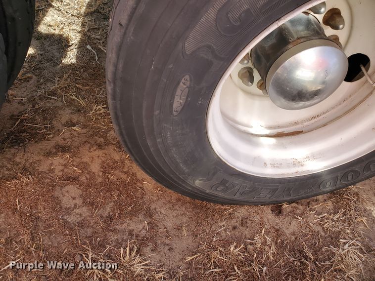 image for item DG8430 2004 Freightliner Columbia  semi truck