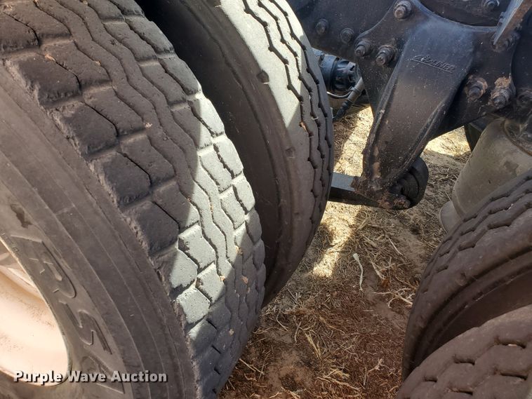 image for item DG8430 2004 Freightliner Columbia  semi truck