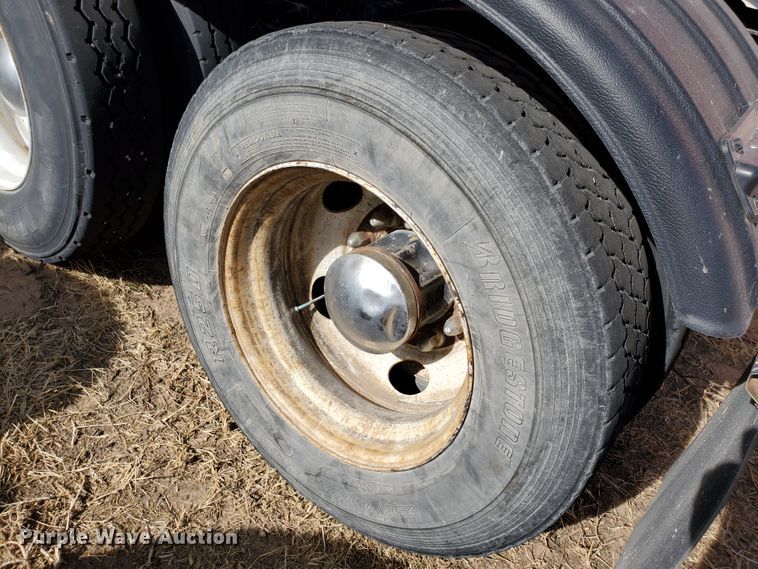 image for item DG8430 2004 Freightliner Columbia  semi truck