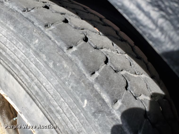 image for item DG8430 2004 Freightliner Columbia  semi truck