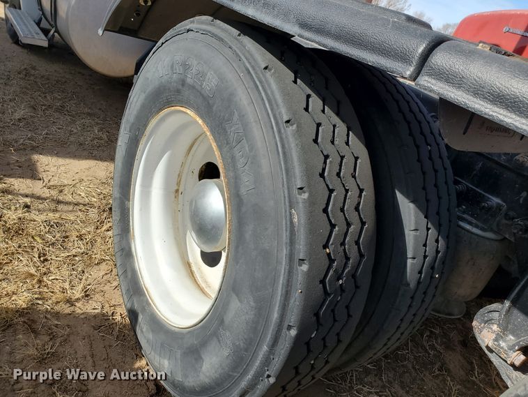 image for item DG8430 2004 Freightliner Columbia  semi truck