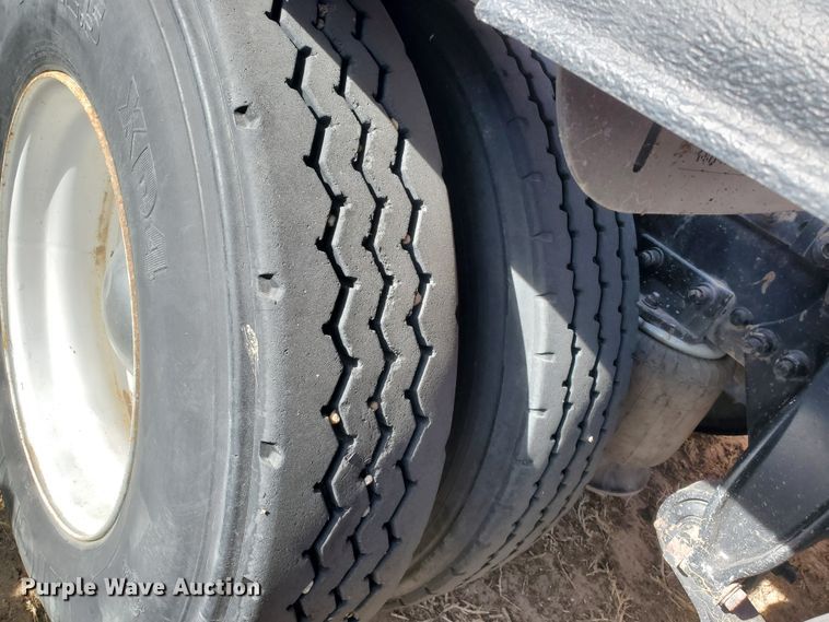 image for item DG8430 2004 Freightliner Columbia  semi truck