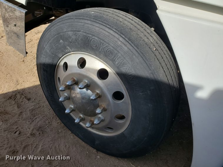 image for item DG8430 2004 Freightliner Columbia  semi truck