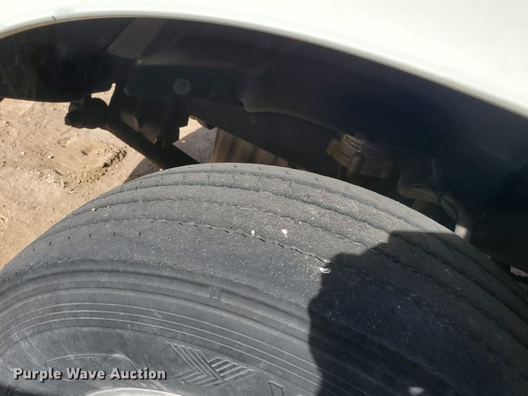 image for item DG8430 2004 Freightliner Columbia  semi truck