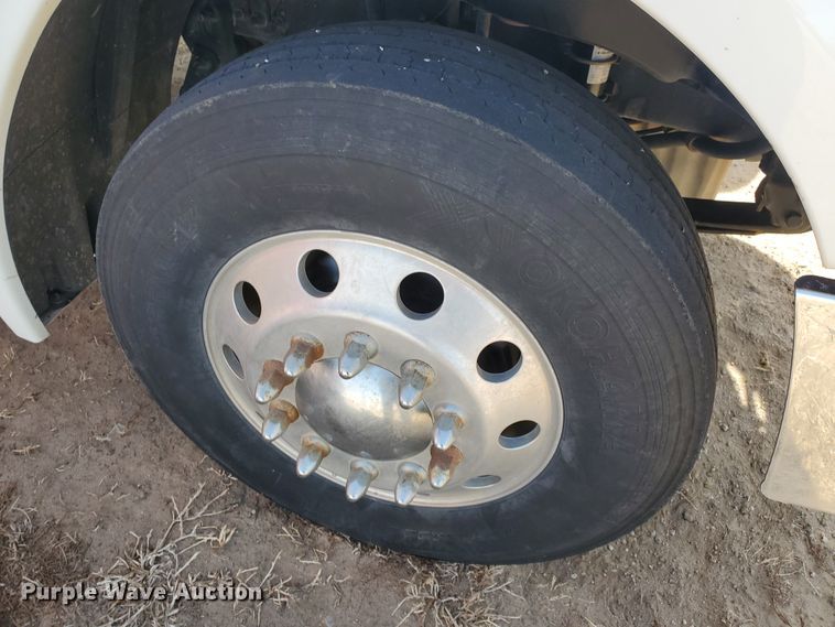 image for item DG8430 2004 Freightliner Columbia  semi truck