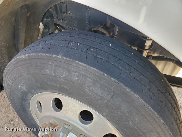 image for item DG8430 2004 Freightliner Columbia  semi truck