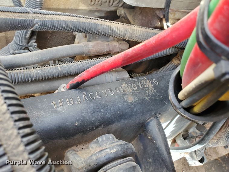 image for item DG8430 2004 Freightliner Columbia  semi truck