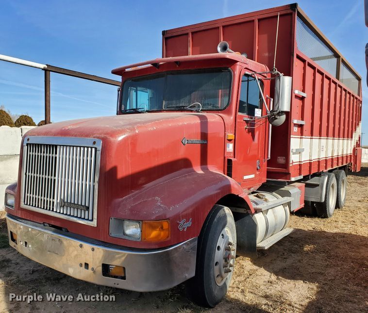 image for item DG8431 1995 International 9200  silage truck
