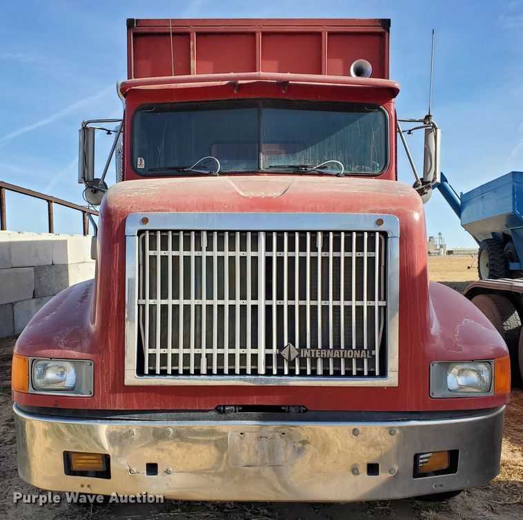 image for item DG8431 1995 International 9200  silage truck