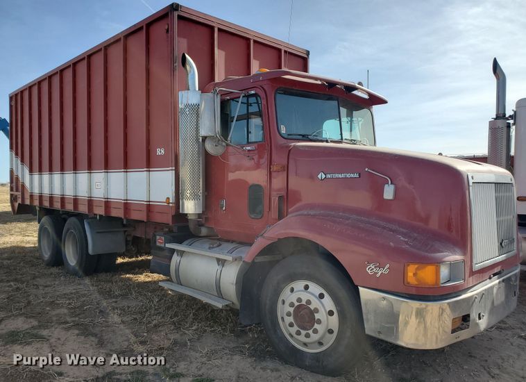 image for item DG8431 1995 International 9200  silage truck