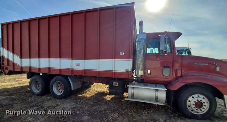 image for item DG8431 1995 International 9200  silage truck