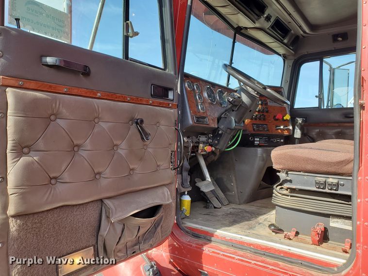 image for item DG8431 1995 International 9200  silage truck