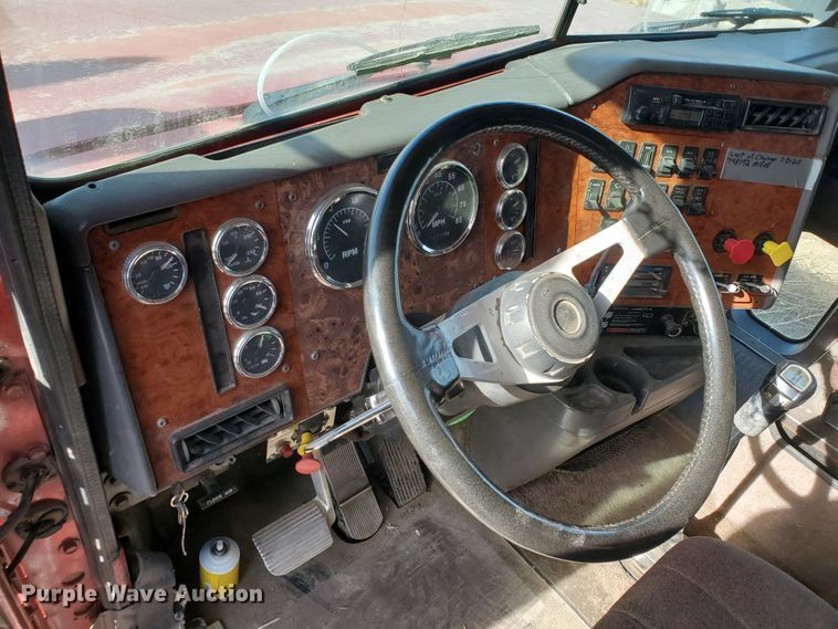 image for item DG8431 1995 International 9200  silage truck