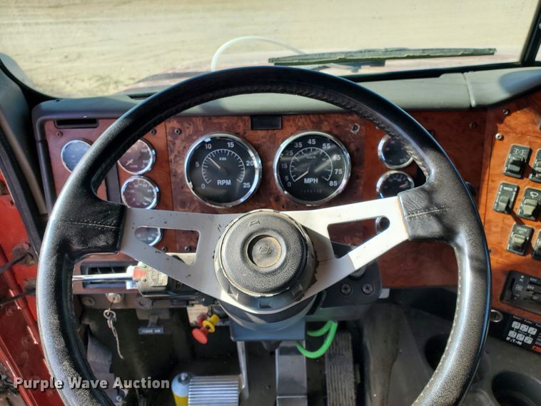 image for item DG8431 1995 International 9200  silage truck