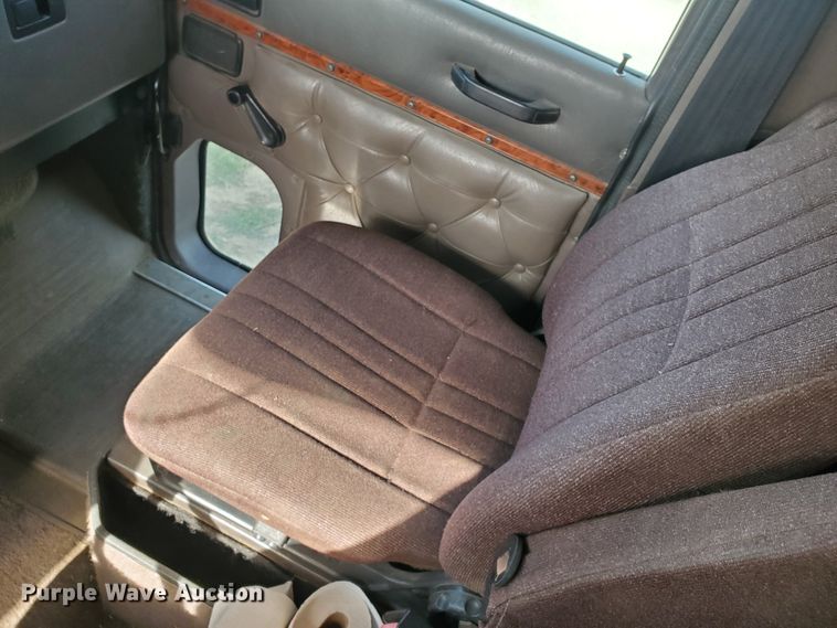 image for item DG8431 1995 International 9200  silage truck