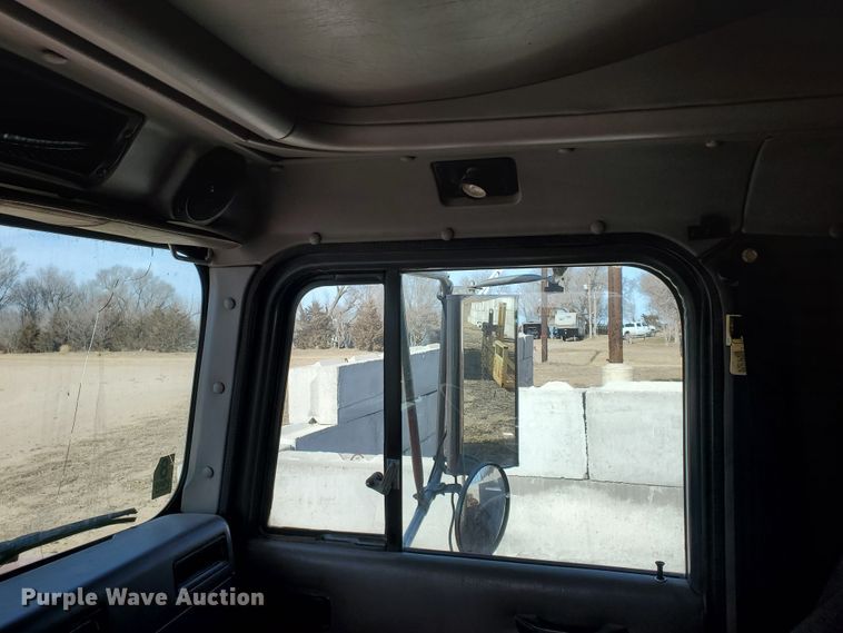 image for item DG8431 1995 International 9200  silage truck