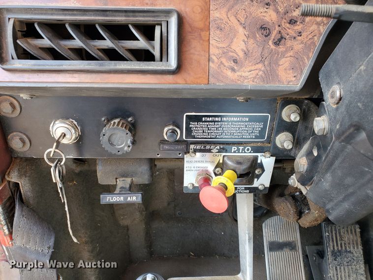 image for item DG8431 1995 International 9200  silage truck