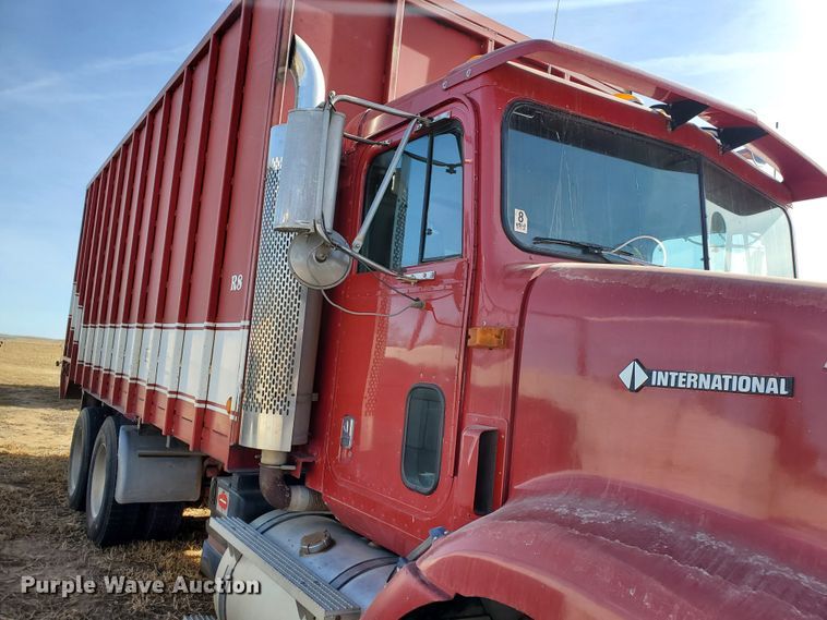 image for item DG8431 1995 International 9200  silage truck