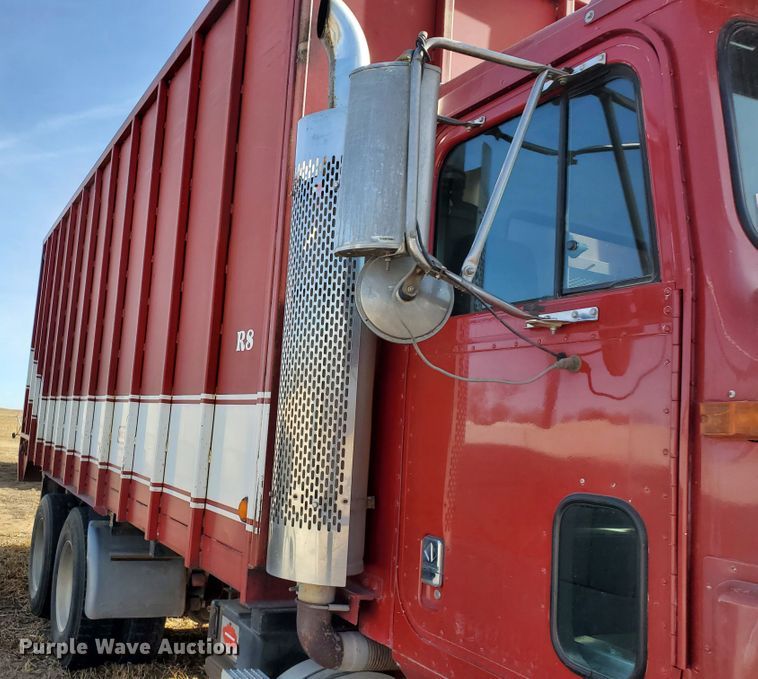 image for item DG8431 1995 International 9200  silage truck