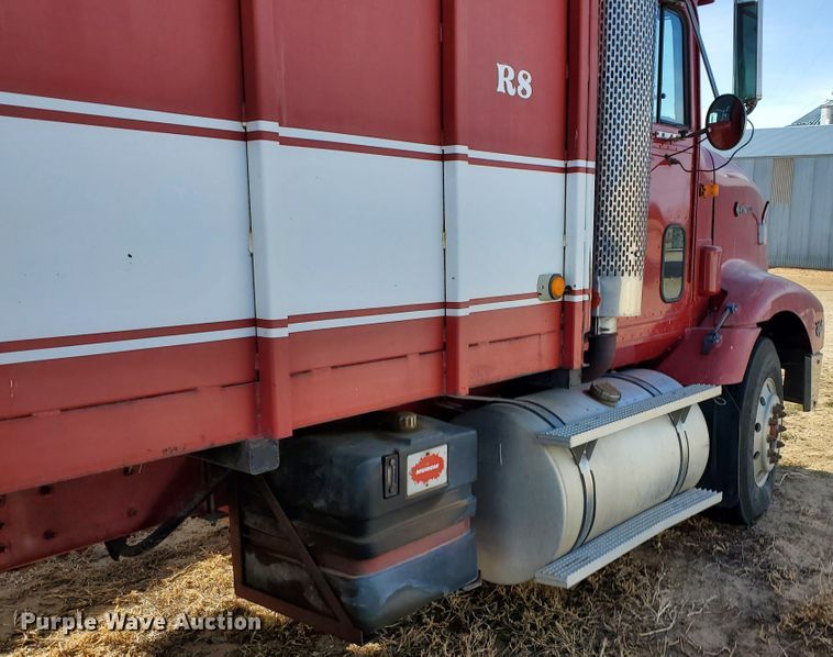 image for item DG8431 1995 International 9200  silage truck
