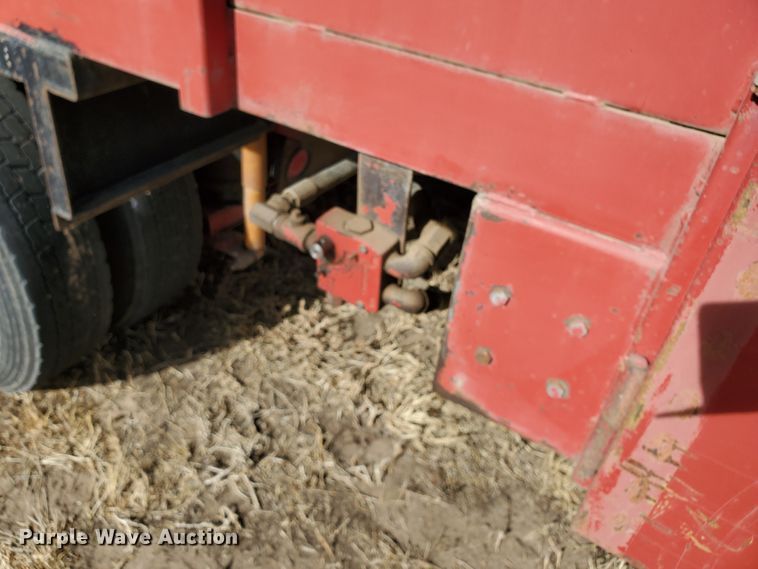 image for item DG8431 1995 International 9200  silage truck