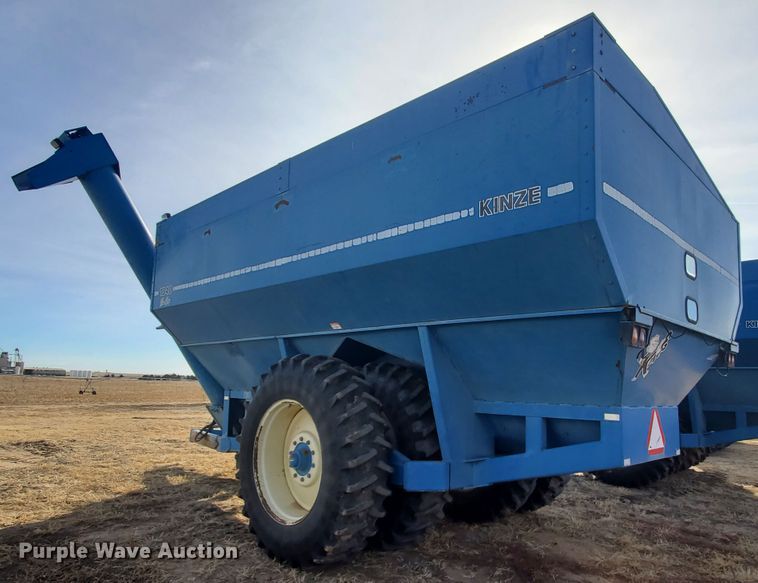 image for item DG8432 2005 Kinze 1040  Row Crop grain cart