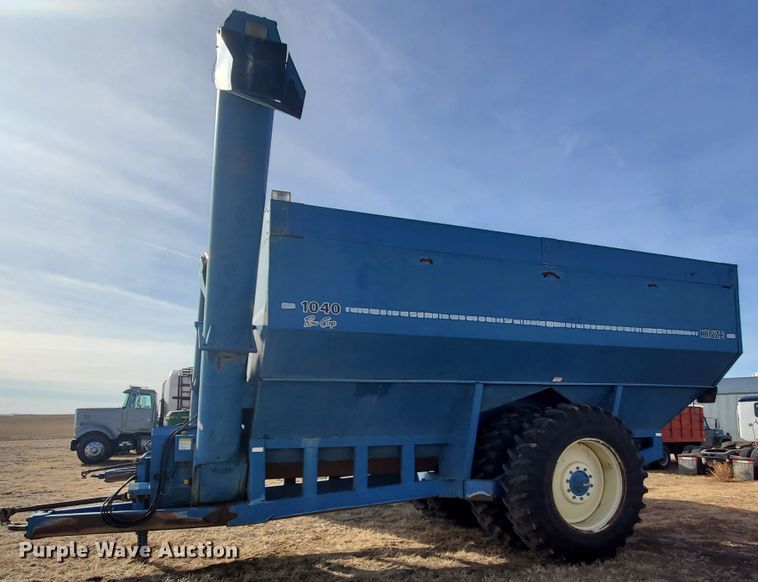 image for item DG8432 2005 Kinze 1040  Row Crop grain cart