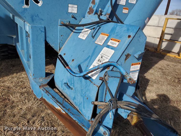 image for item DG8432 2005 Kinze 1040  Row Crop grain cart