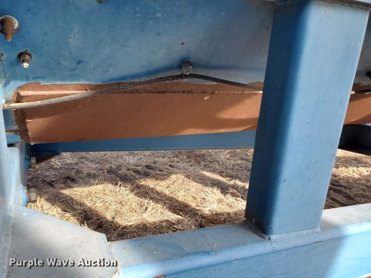 image for item DG8432 2005 Kinze 1040  Row Crop grain cart