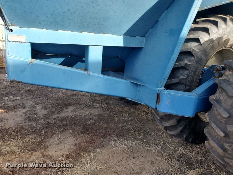 image for item DG8432 2005 Kinze 1040  Row Crop grain cart