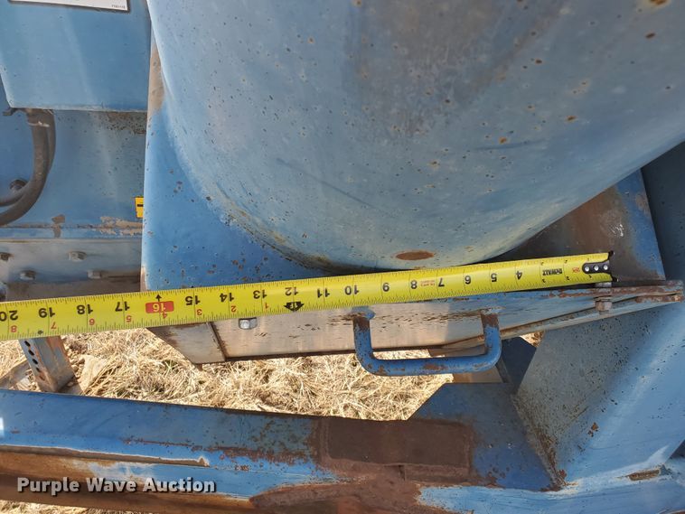 image for item DG8432 2005 Kinze 1040  Row Crop grain cart