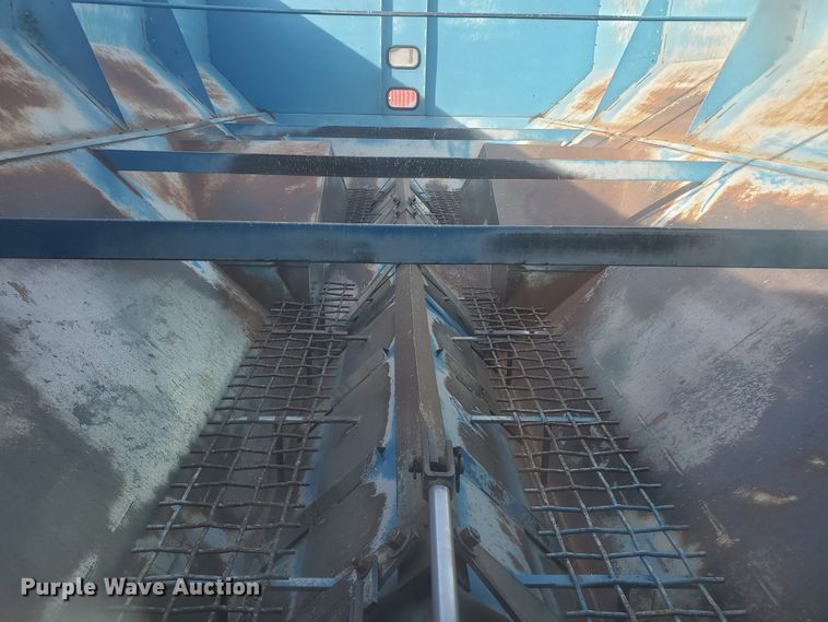 image for item DG8432 2005 Kinze 1040  Row Crop grain cart