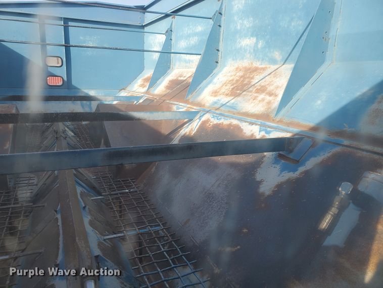 image for item DG8432 2005 Kinze 1040  Row Crop grain cart