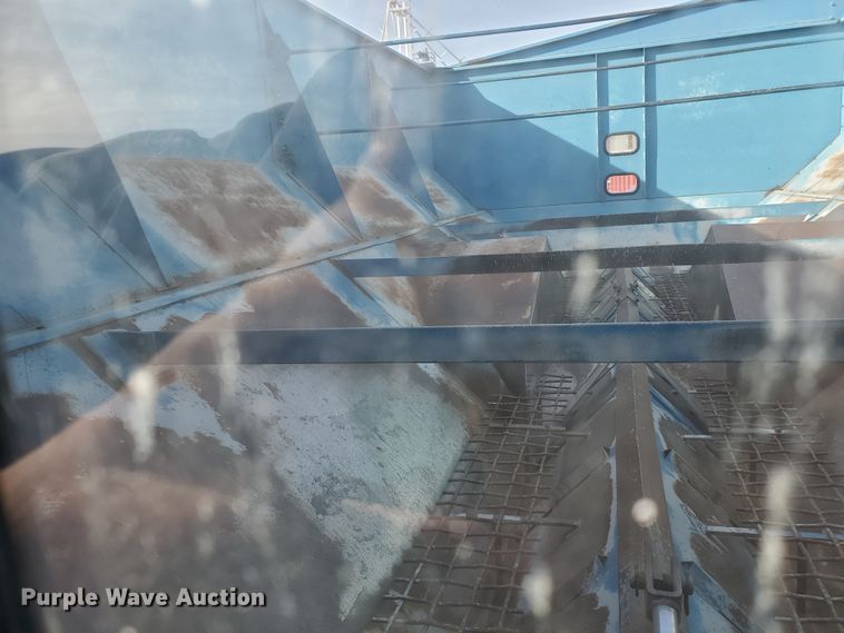 image for item DG8432 2005 Kinze 1040  Row Crop grain cart