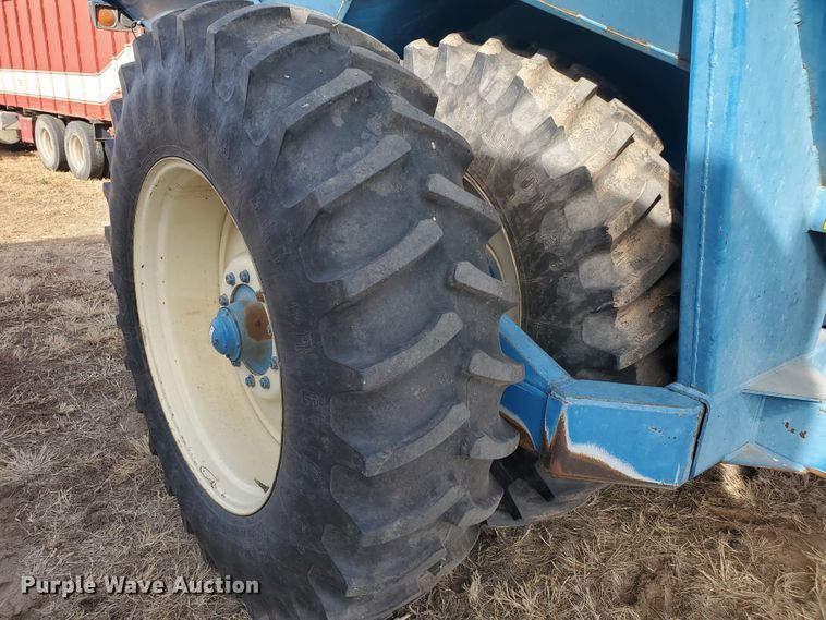 image for item DG8432 2005 Kinze 1040  Row Crop grain cart