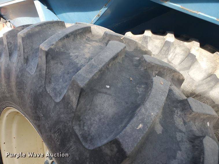 image for item DG8432 2005 Kinze 1040  Row Crop grain cart