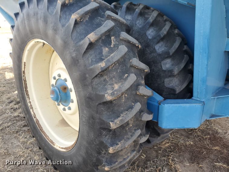 image for item DG8432 2005 Kinze 1040  Row Crop grain cart