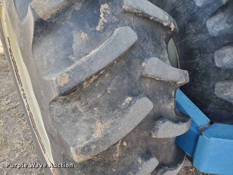 image for item DG8432 2005 Kinze 1040  Row Crop grain cart