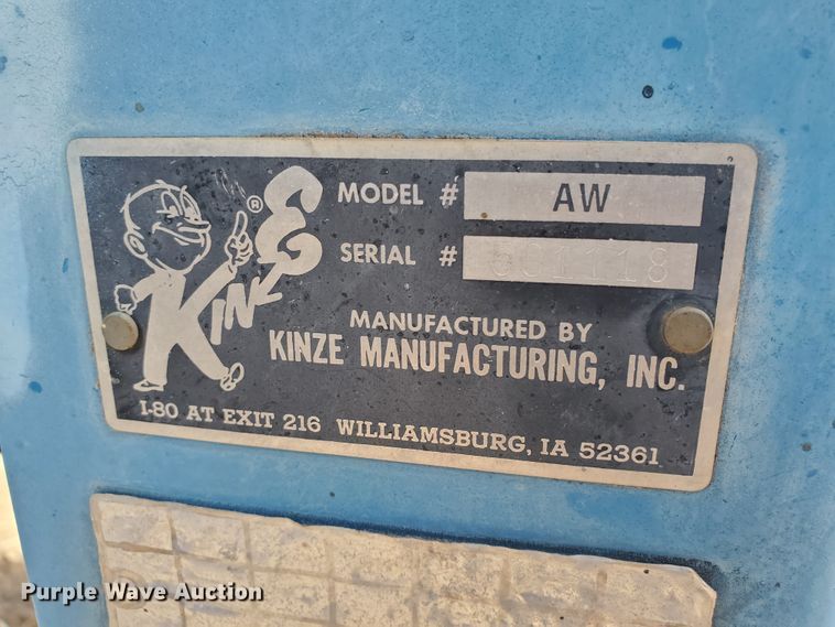 image for item DG8432 2005 Kinze 1040  Row Crop grain cart