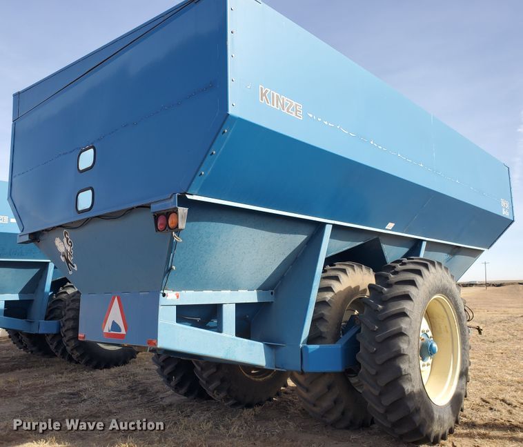 image for item DG8433 2005 Kinze 1040  Row Crop grain cart