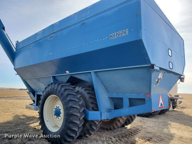 image for item DG8433 2005 Kinze 1040  Row Crop grain cart