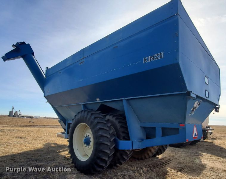 image for item DG8433 2005 Kinze 1040  Row Crop grain cart