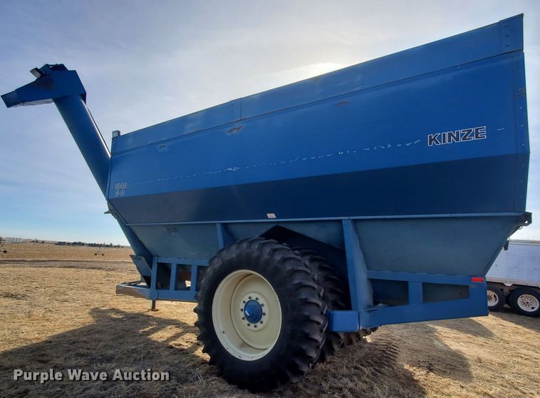 image for item DG8433 2005 Kinze 1040  Row Crop grain cart